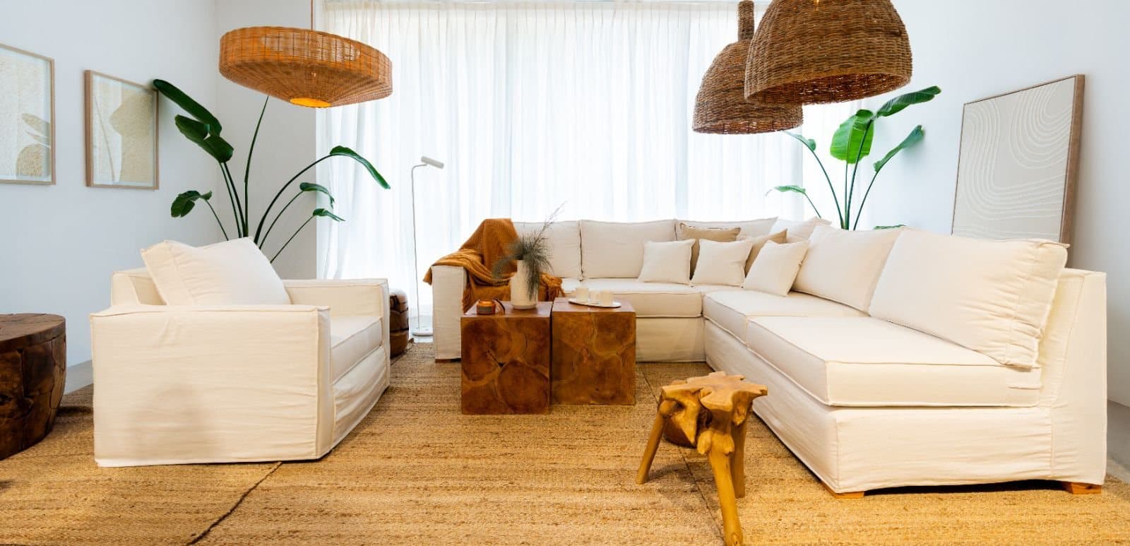 Ambiente de living luminoso con sillones a medida de Casa de Sillones