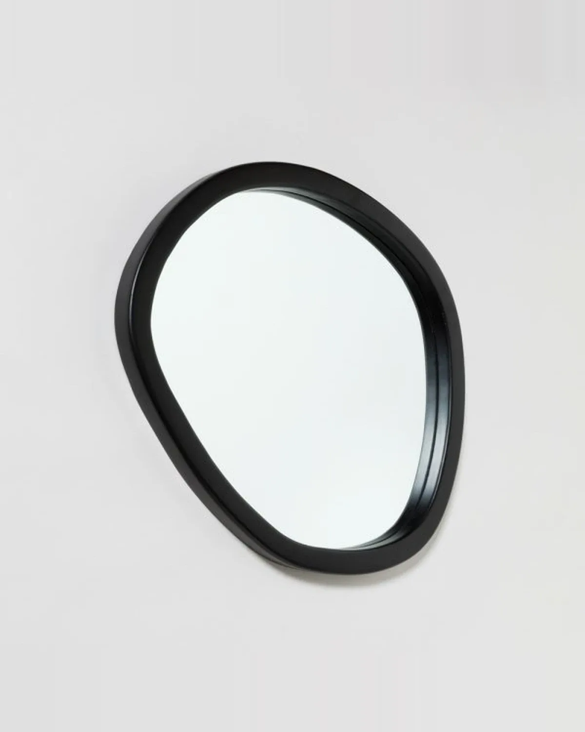 Espejo Amorfo Black Wood 46x52 cm — Casa de Sillones, vista 2