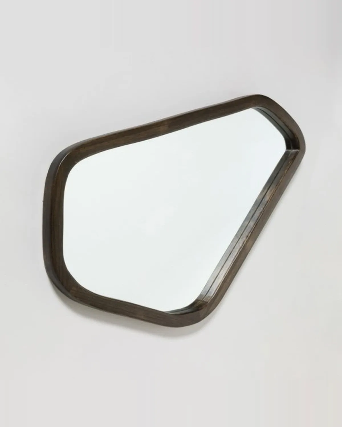 Espejo Irregular Dark Wood 44x74 cm — Casa de Sillones, vista 2