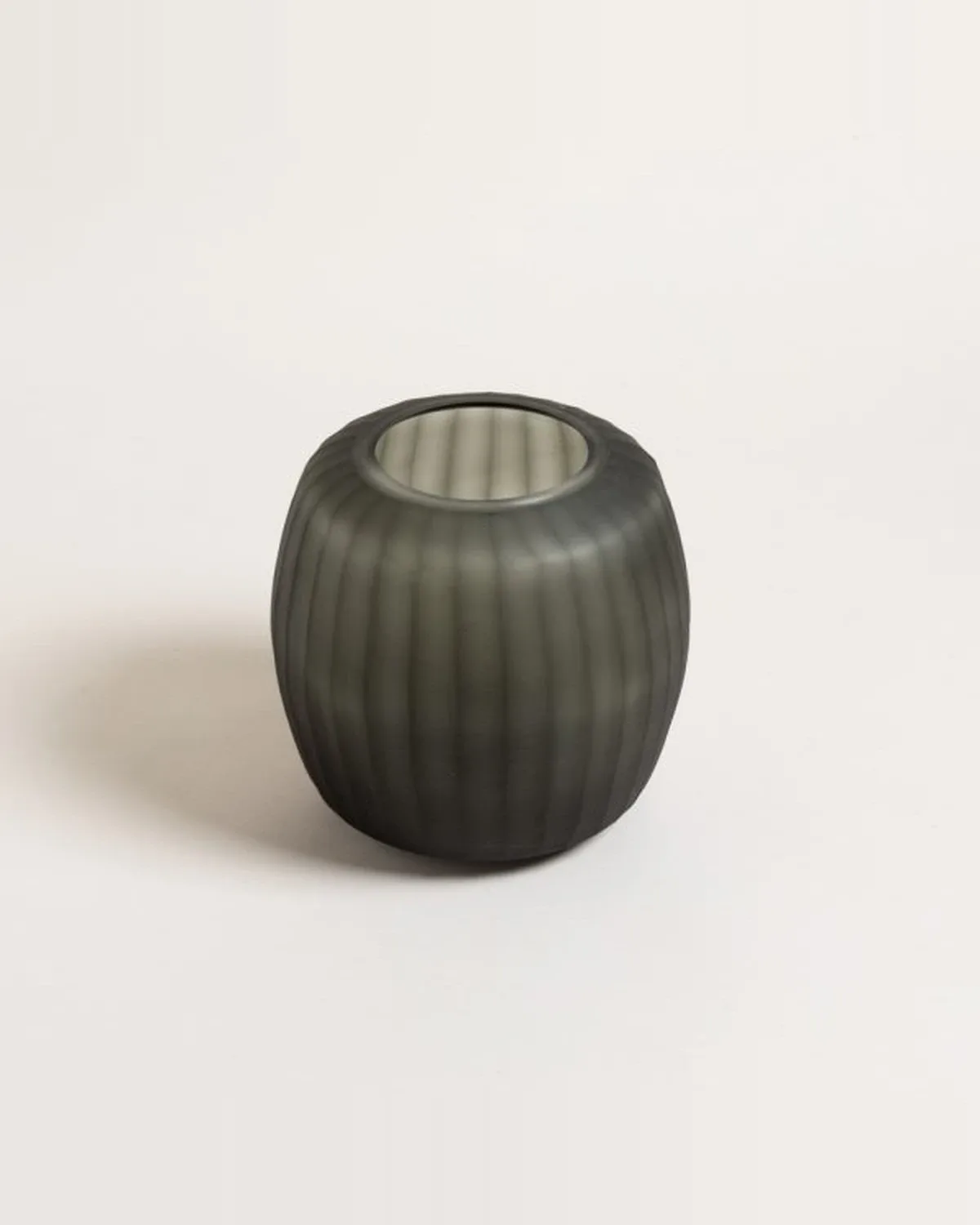 Florero Lille Dark Grey 21x20 cm — Casa de Sillones, vista 2