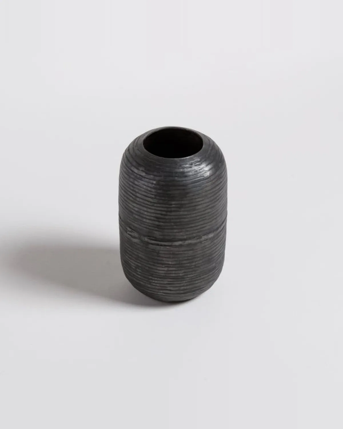 Jarron Bhima Grafito 13,5x20 cm — Casa de Sillones, vista 2