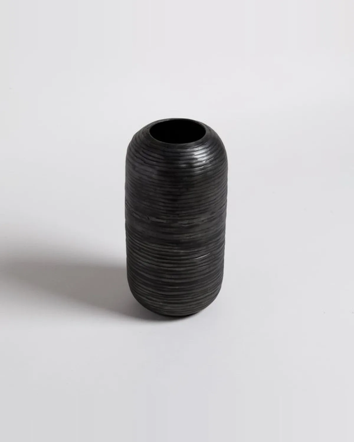 Jarron Bhima Grafito 13,5x26,5 cm — Casa de Sillones, vista 2