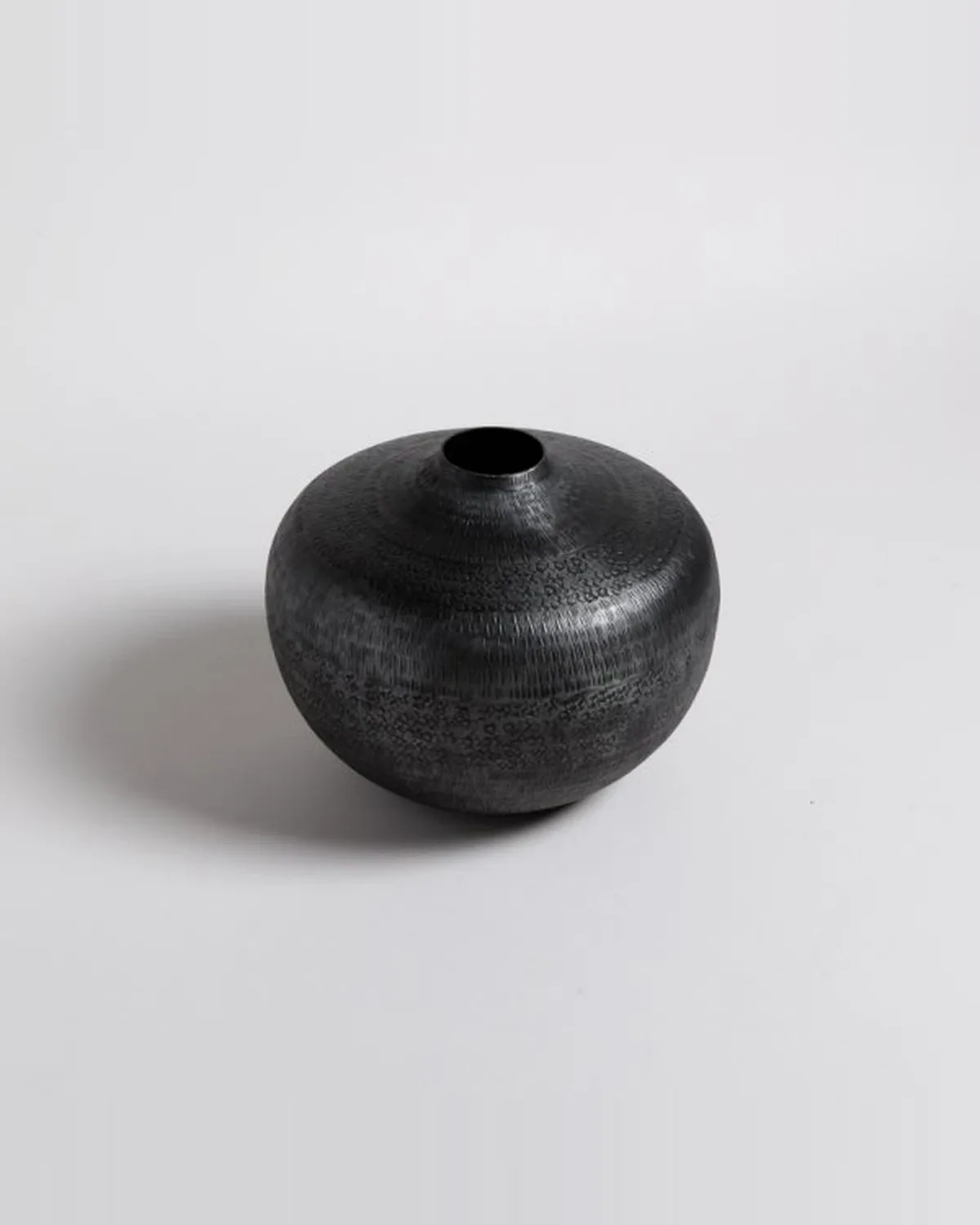 Jarron Bhima Grafito 25x19,5 cm — Casa de Sillones, vista 2