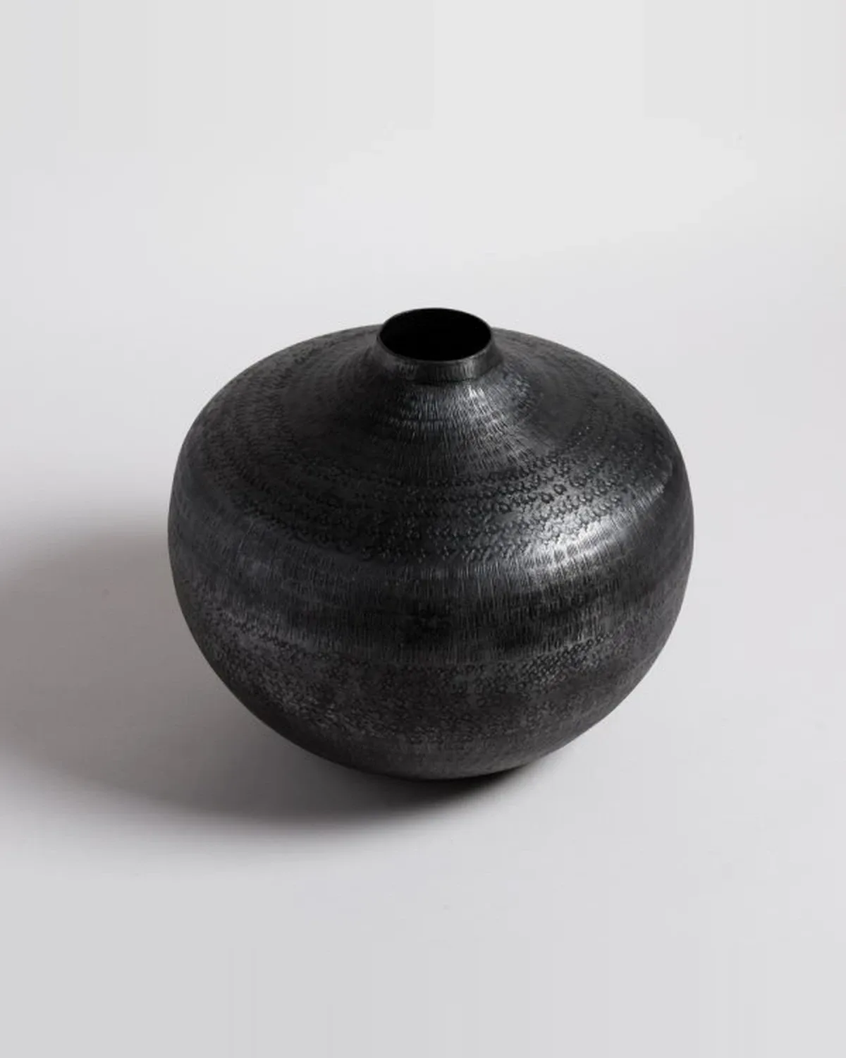 Jarron Bhima Grafito 30x24 cm — Casa de Sillones, vista 2