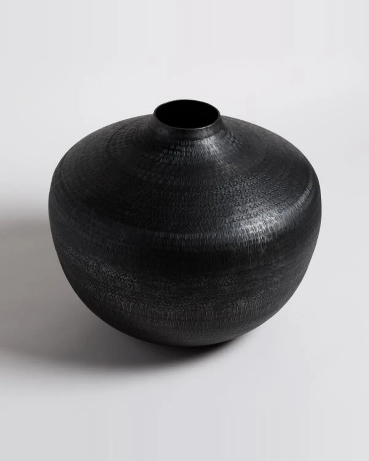 Jarron Bhima Grafito 35,5x29 cm — Casa de Sillones, vista 2