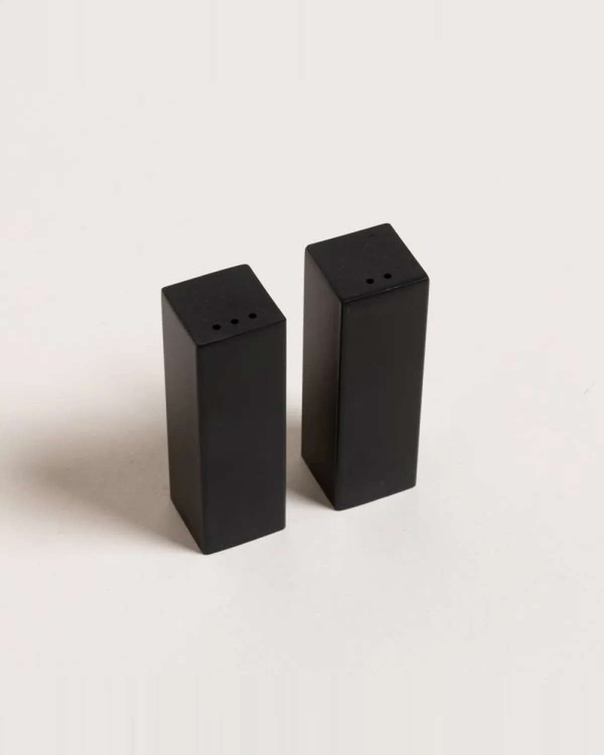 Set de Salero y Pimentero de Acero Inoxidable Black — Casa de Sillones, vista 2