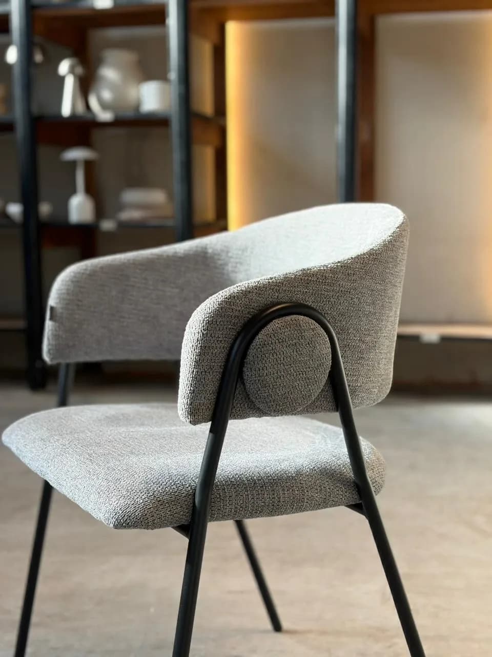 Silla Romelia Gris Claro - Base Negra — Casa de Sillones, vista 3