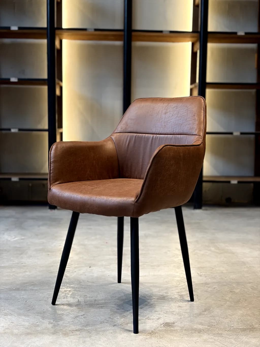 Silla Sophie Ecocuero Dark Brown — Casa de Sillones, vista 2