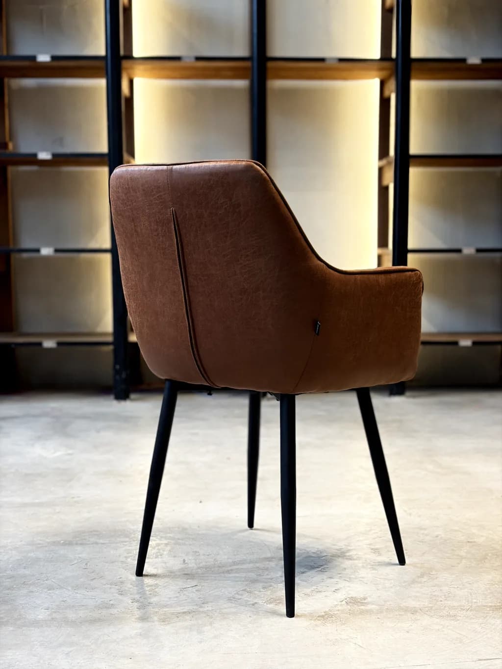 Silla Sophie Ecocuero Dark Brown — Casa de Sillones, vista 3