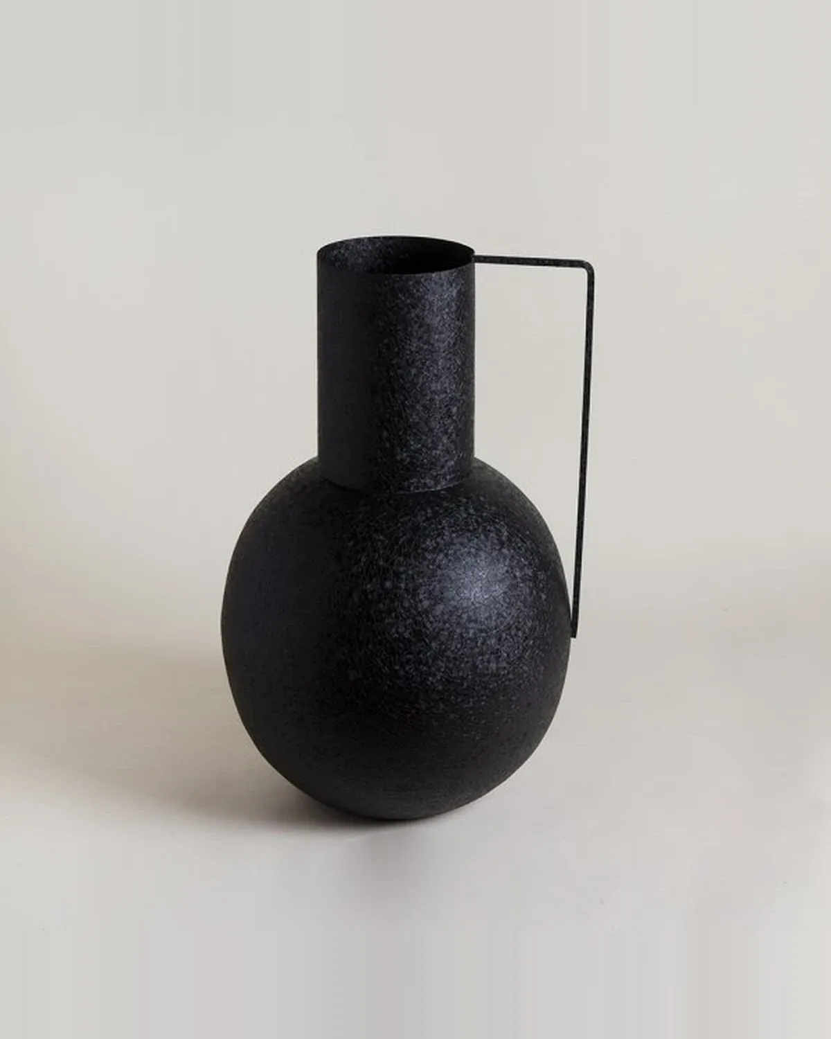 Tinaja Gigante Loha Black 55x32 cm — Casa de Sillones, vista 2