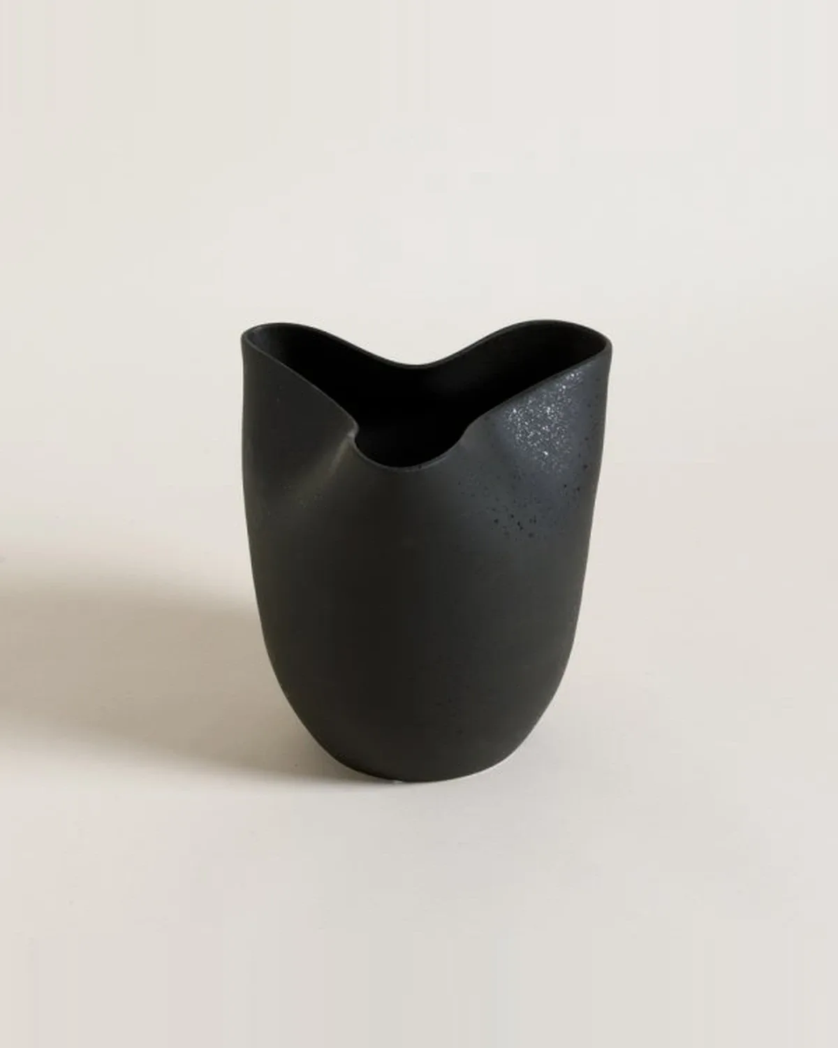 Vasija Dented Negra 22x17 cm — Casa de Sillones, vista 2