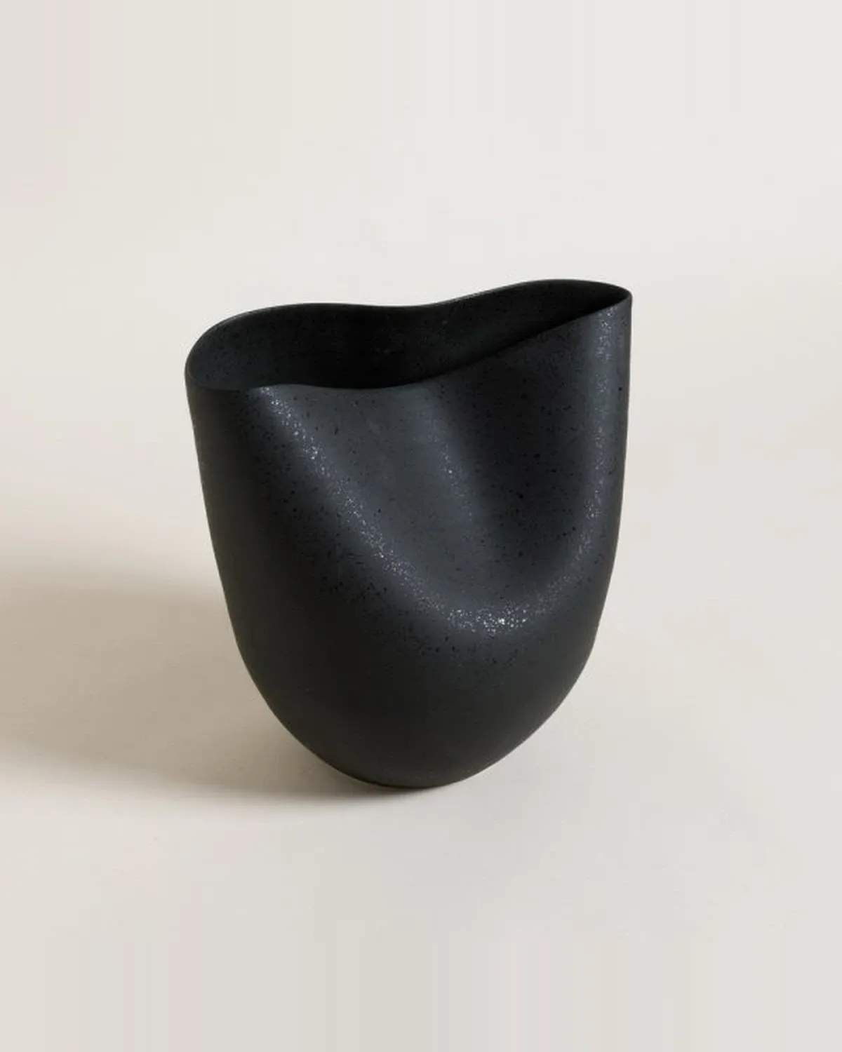 Vasija Dented Negra 30x20 cm — Casa de Sillones, vista 2